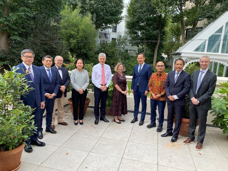 Ambassador Tuot Panha attended a working breakfast between ASEAN Ambassadors and the Honourable Stephen Smith, High Commissioner of Australia, at the High Commissioner’s residence in London