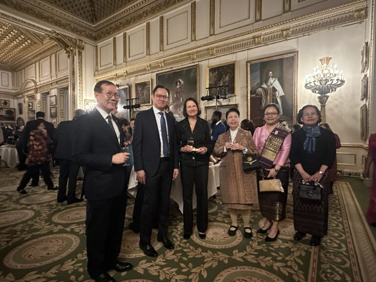 Ambassador TUOT Panha participated in an Informal Celebration of International Cuisine and Culture at Lancaster House. The Royal Embassy of Cambodia also contributed Num Kroch (Khmer Dessert) as part of its participation in the event